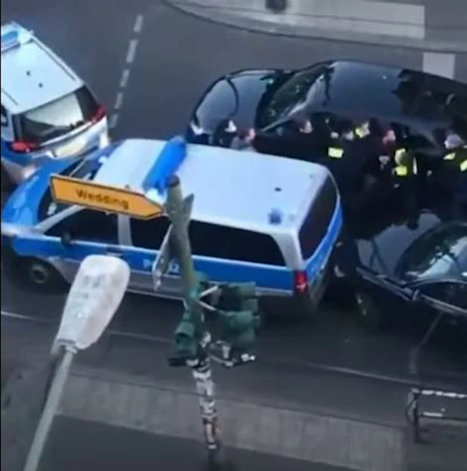 Ein Zeuge filmte die Auseinandersetzung zwischen dem Autofahrer und Polizisten.
