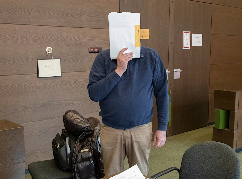 Frührentner Matthias W. (54) vor Gericht. Die Anklage lautet auf Beleidigung, Volksverhetzung, Verleumdung und gefährliche Körperverletzung.