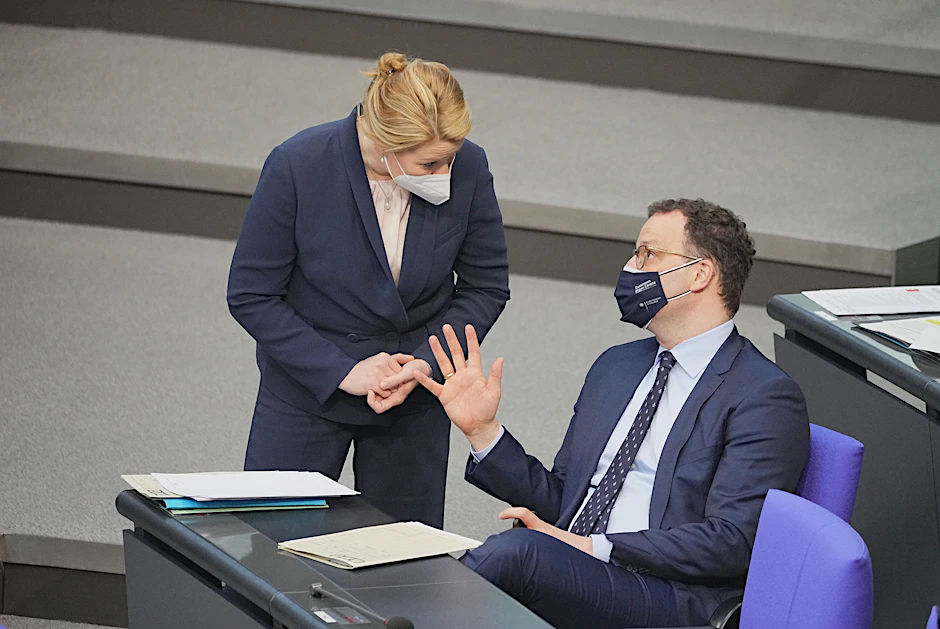 Familienministerin Franziska Giffey (SPD) und Gesundheitsminister Jens Spahn (CDU) während der Plenarsitzung am Donnerstag.