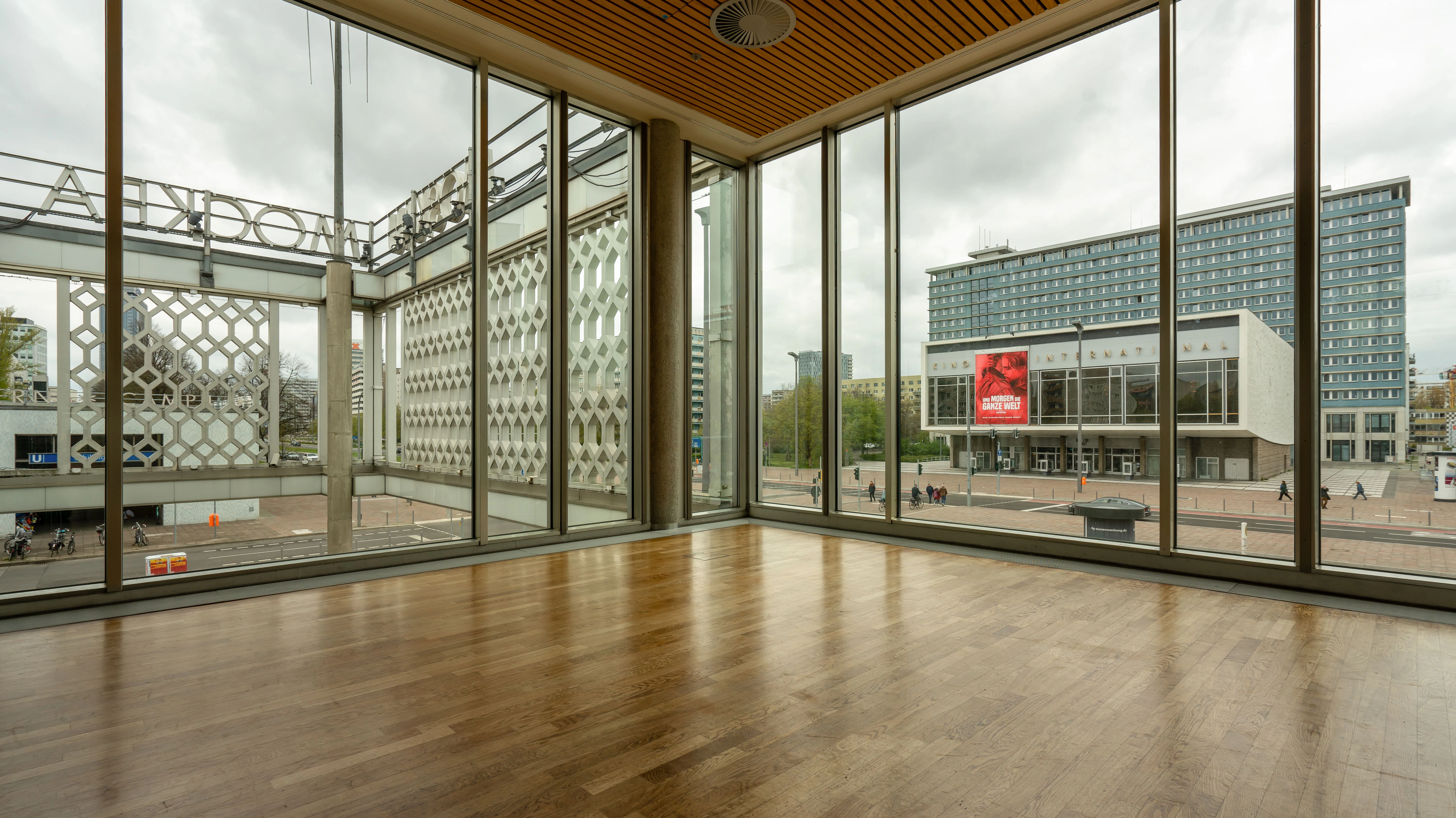 Vor dieser Kulisse ließ man sich einst vom Orchester beschallen: Ausblick auf das Kino International, ein weiteres Werk des Architekten Kaiser.