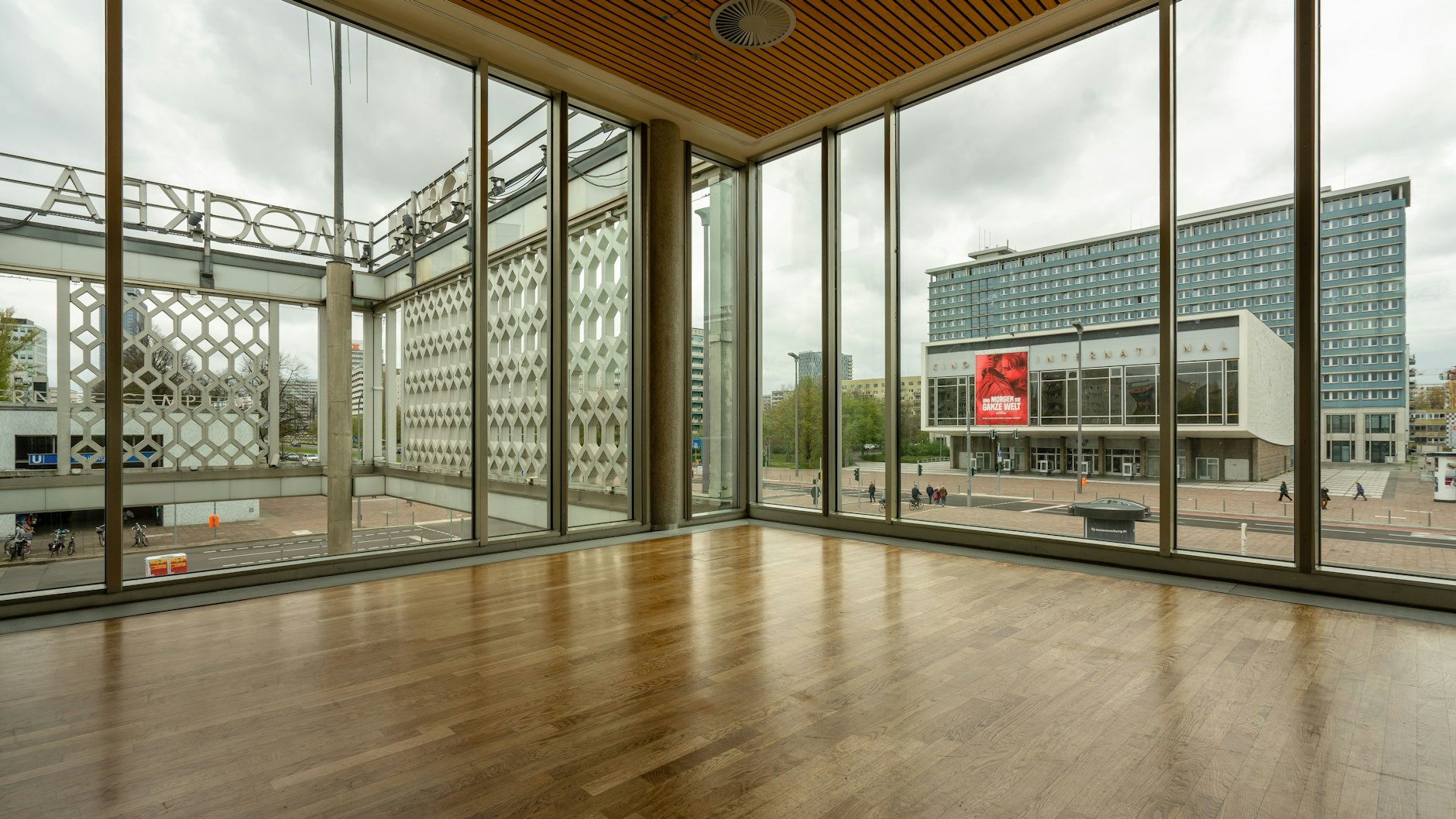 Vor dieser Kulisse ließ man sich einst vom Orchester beschallen: Ausblick auf das Kino International, ein weiteres Werk des Architekten Kaiser.