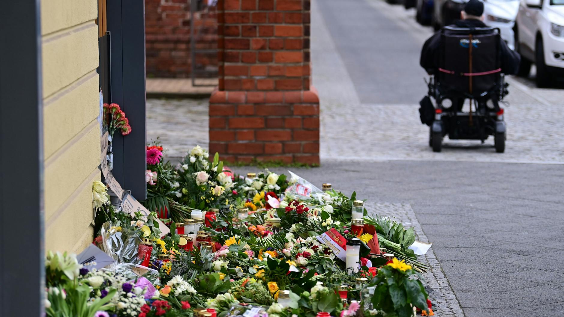 Vor dem Eingang des Potsdamer Oberlinhauses liegt ein Meer von Blumen. Eine Pflegerin soll in dem Behindertenwohnheim vier Menschen getötet haben.