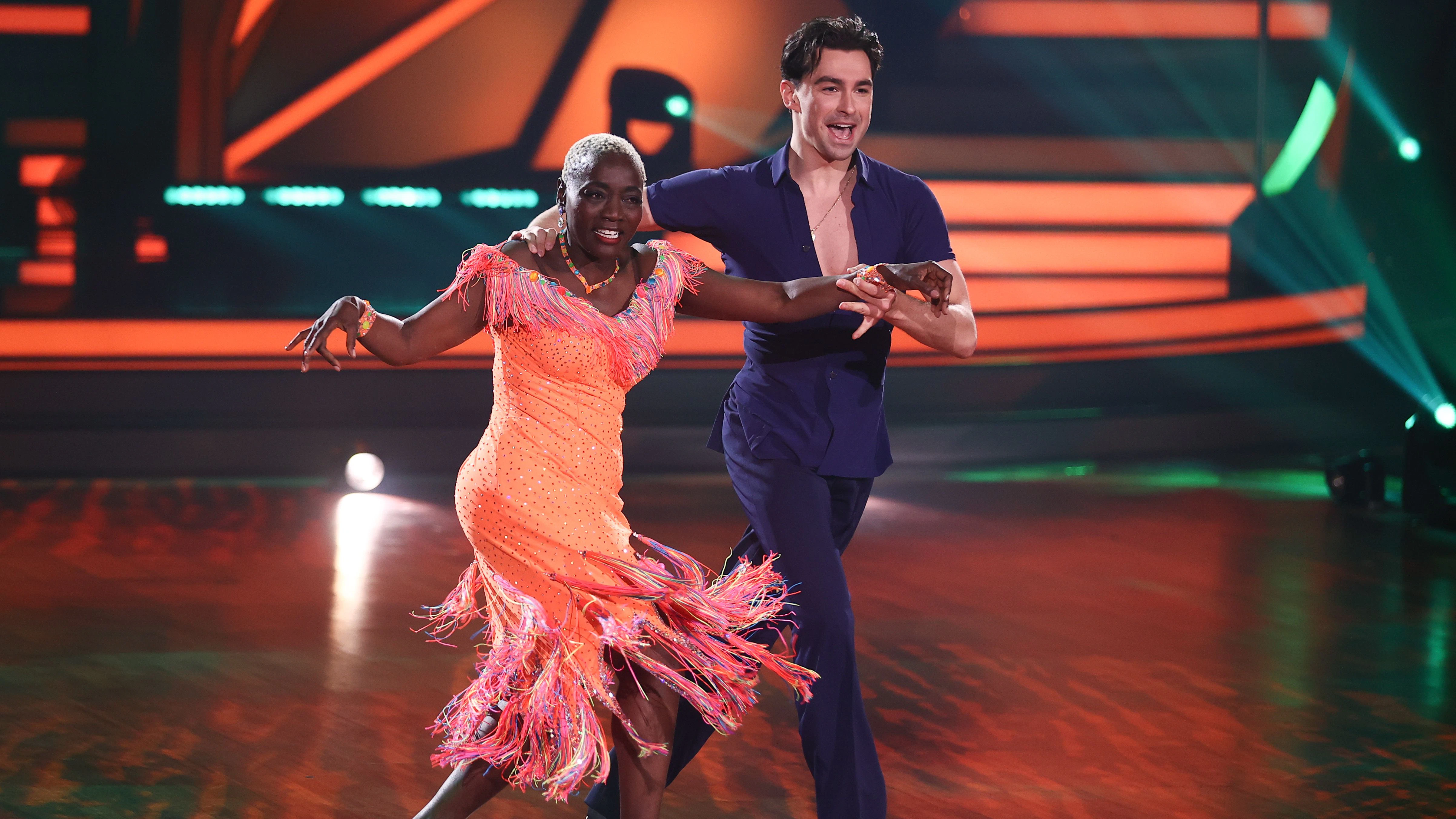 Auma Obama und Andrzej Cibis tanzten in „Let's Dance“-Show neun einen Freestyle zu „Feeling Good“ von Nina Simone und „La Negra Tiene Tumbao“ von Celia Cruz.