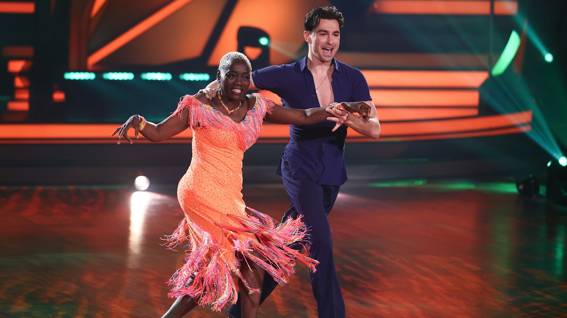 Auma Obama und Andrzej Cibis tanzten in „Let's Dance“-Show neun einen Freestyle zu „Feeling Good“ von Nina Simone und „La Negra Tiene Tumbao“ von Celia Cruz.
