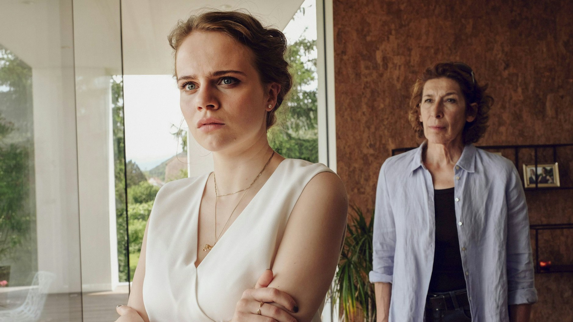 Elisabeth Wagner  (Lili Epply) und Bibi Fellner (Adele Neuhauser)