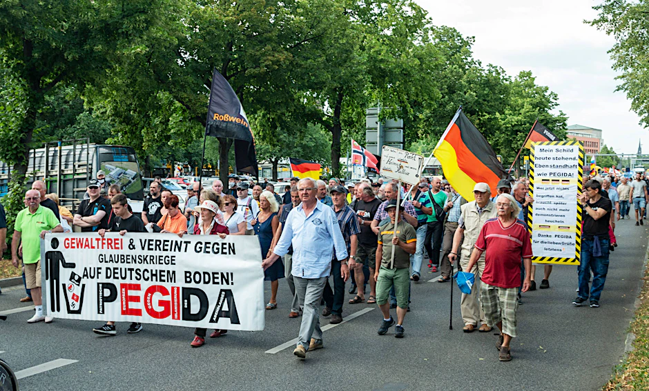 Eine Pegida-Demo im Sommer 202 in Dresden.
