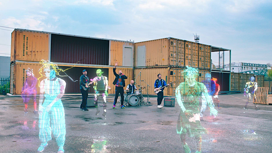 Die Band Coldplay bei der Aufführung ihrer neue Single „Higher Power“.