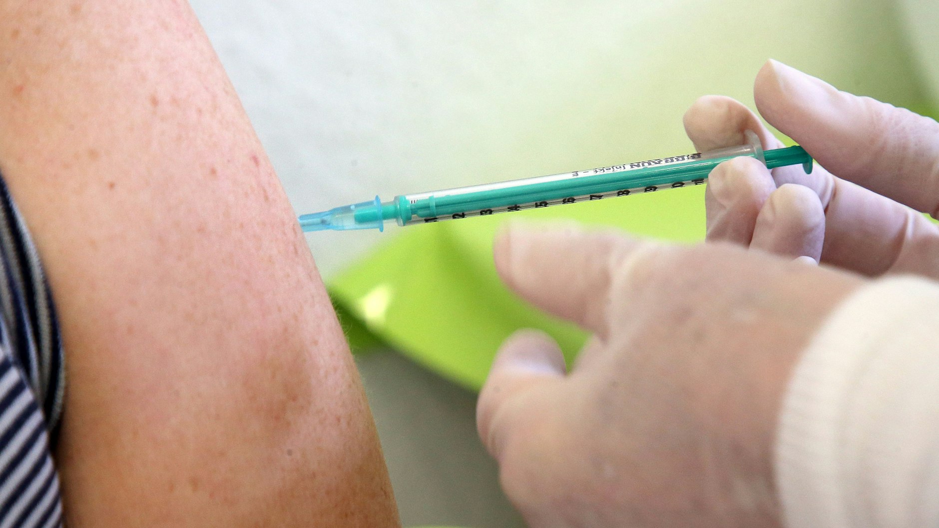 Auch Kinder und Jugendliche sollen bald gegen Corona geimpft werden (Symbolbild).