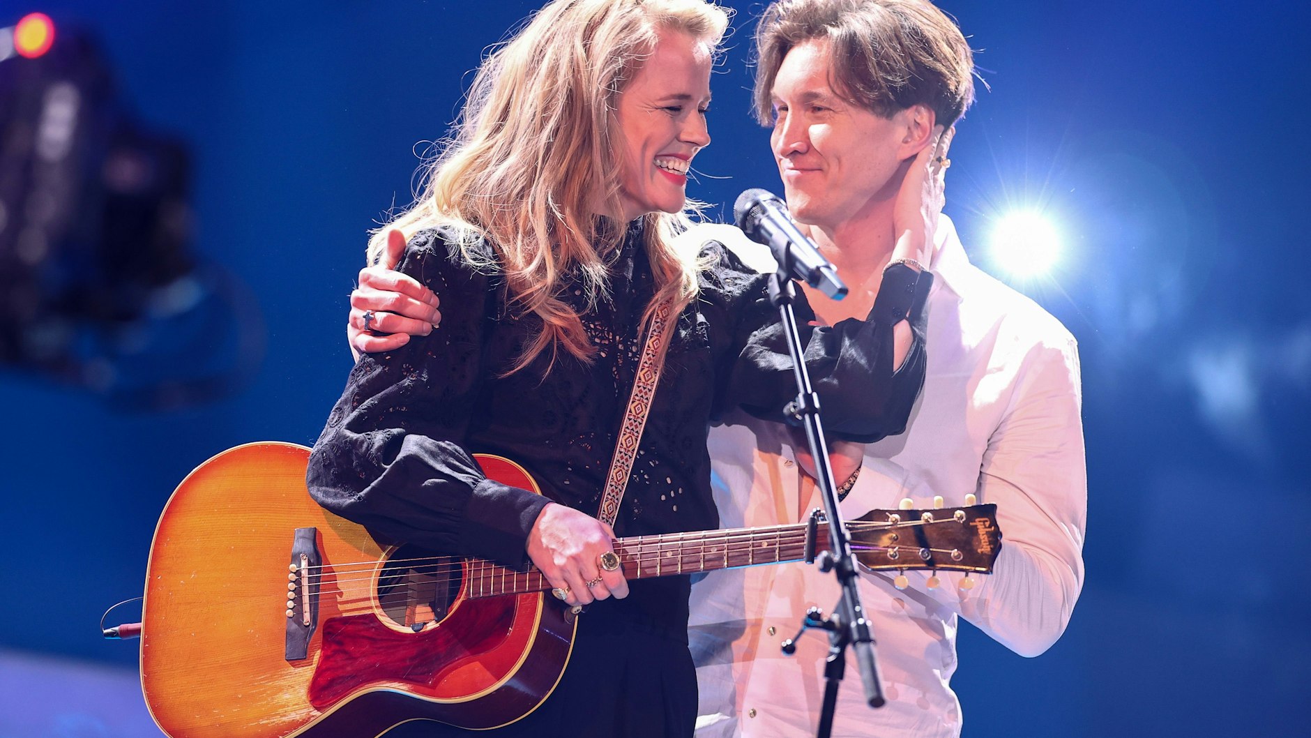 Ilse DeLange, Sängerin, und Evgeny Vinokurov, Profitänzer, stehen als Showakt während der neunten RTL-Show von „Let's Dance“ mit „Love Goes On“ auf der Bühne.