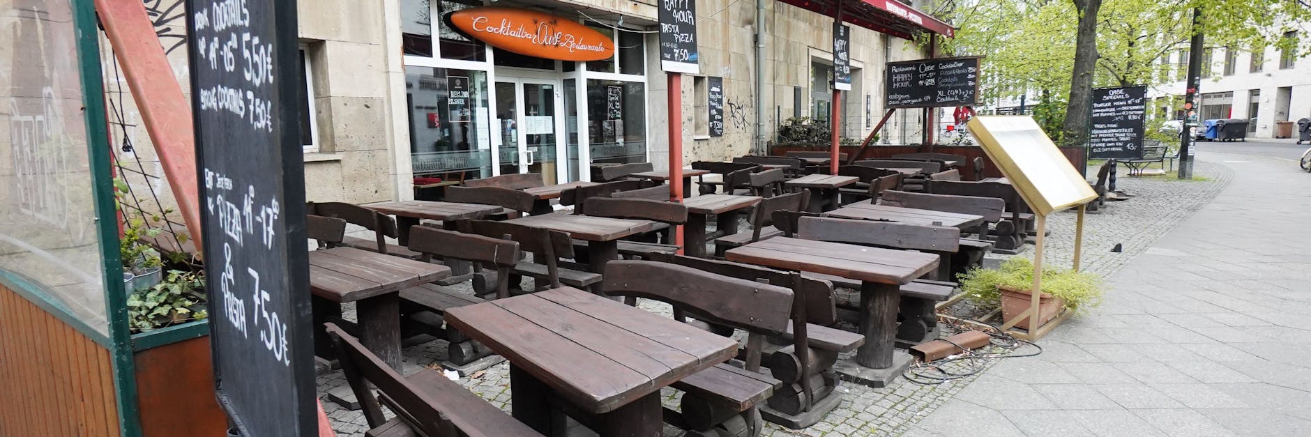 Ein Lokal in der Berliner Georgenstraße sieht trist aus - so ganz ohne Gäste. Aber Hoffnung keimt auf. 