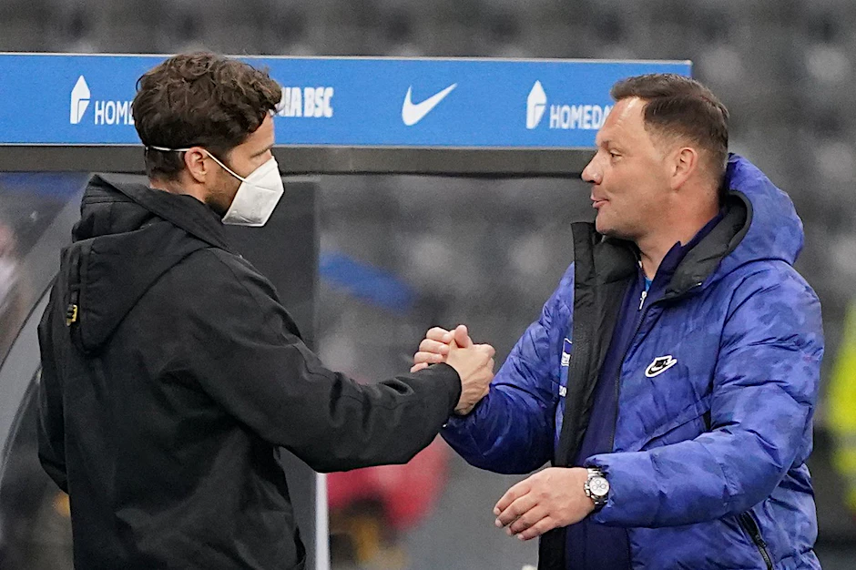 Herthas Pal Dardai (r.) und Sportdirektor Arne Friedrich mit Handschlag nach dem 3:0 gegen Freiburg.
