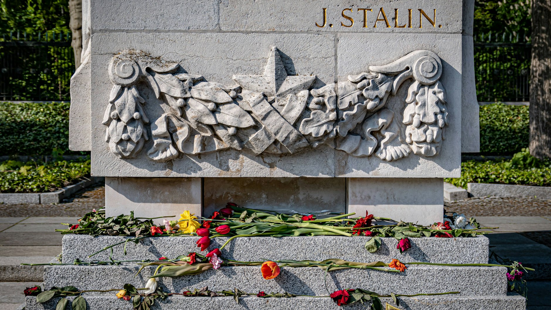 Das sowjetische Ehrenmal im Treptower Park am Morgen nach der russischen Siegesfeier im vergangenen Jahr.
