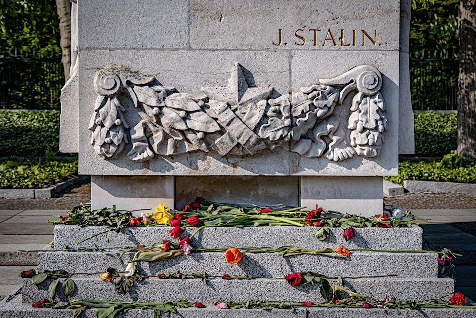 Das sowjetische Ehrenmal im Treptower Park am Morgen nach der russischen Siegesfeier im vergangenen Jahr.