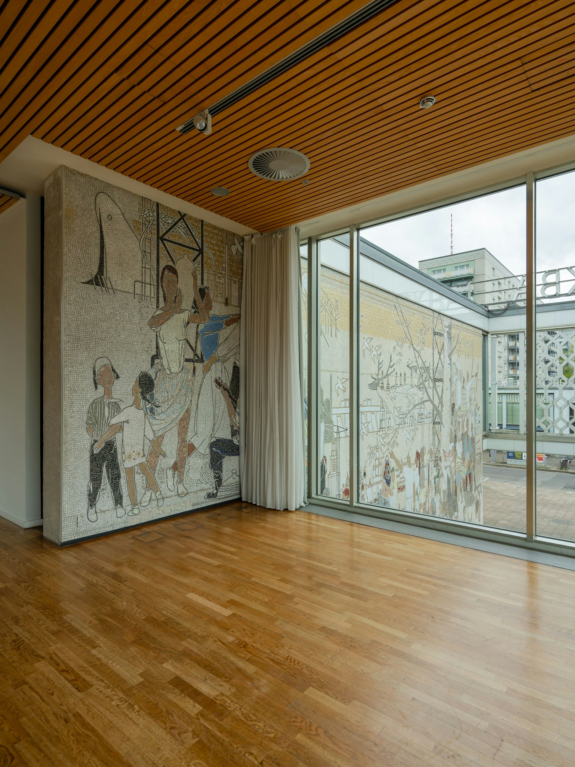 Charmanter „Fehler“: Ein Teil des Außenmosaiks ragt auf beiden Etagen ins Innere hinein.