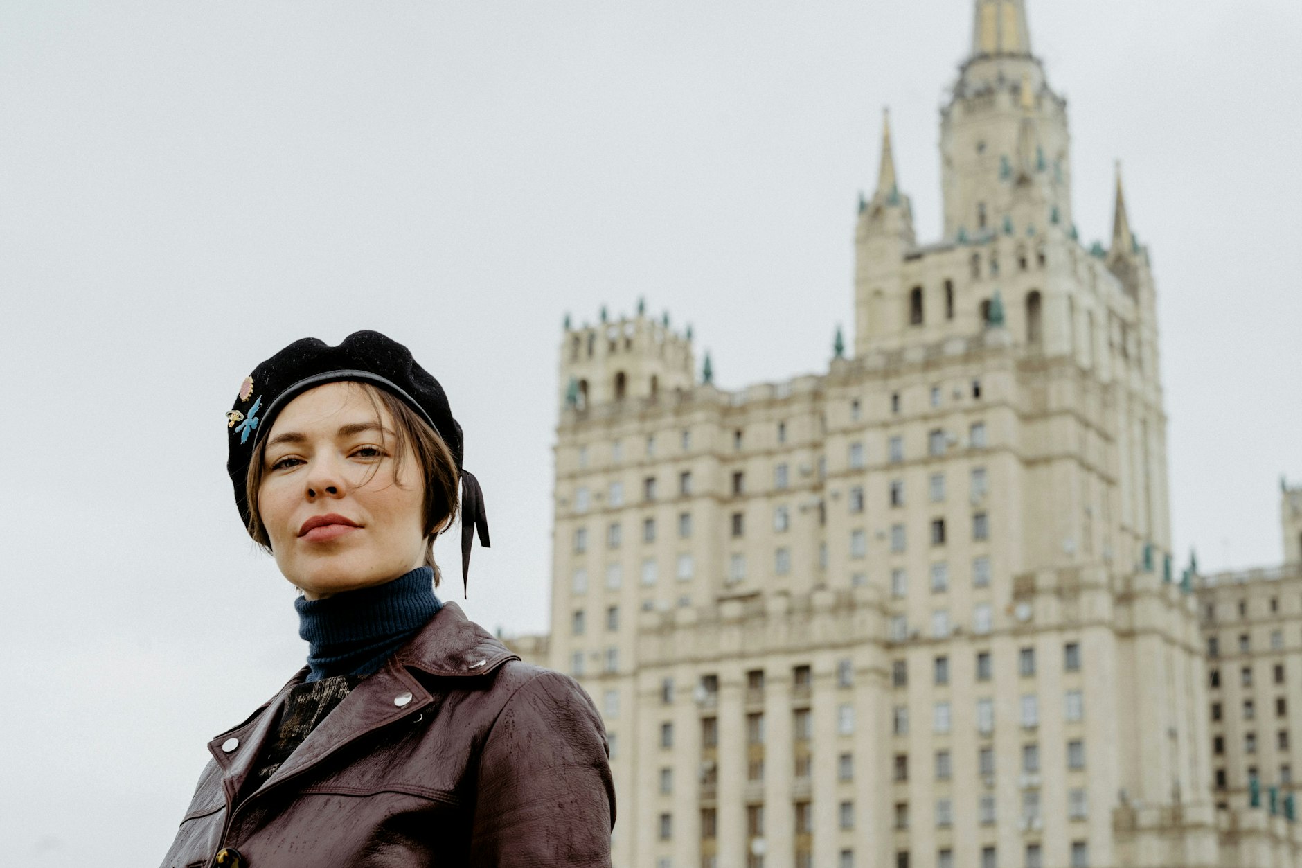 Musikerin und DJ Nina Kraviz über den Dächern von Moskau. Hinter ihr zu sehen ist ein Gebäude der „Sieben Schwestern.“