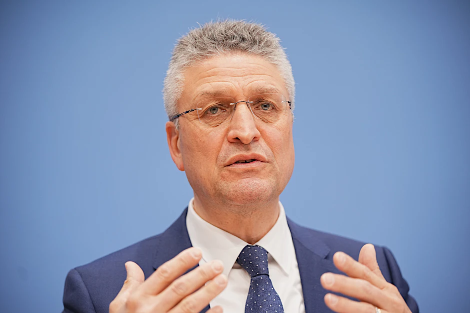 Lothar Wieler will den Impfabstand zwischen seinen beiden Impfungen mit Astrazeneca nicht verkürzen, obwohl die Bundesregierung dies Ärzten freistellt.