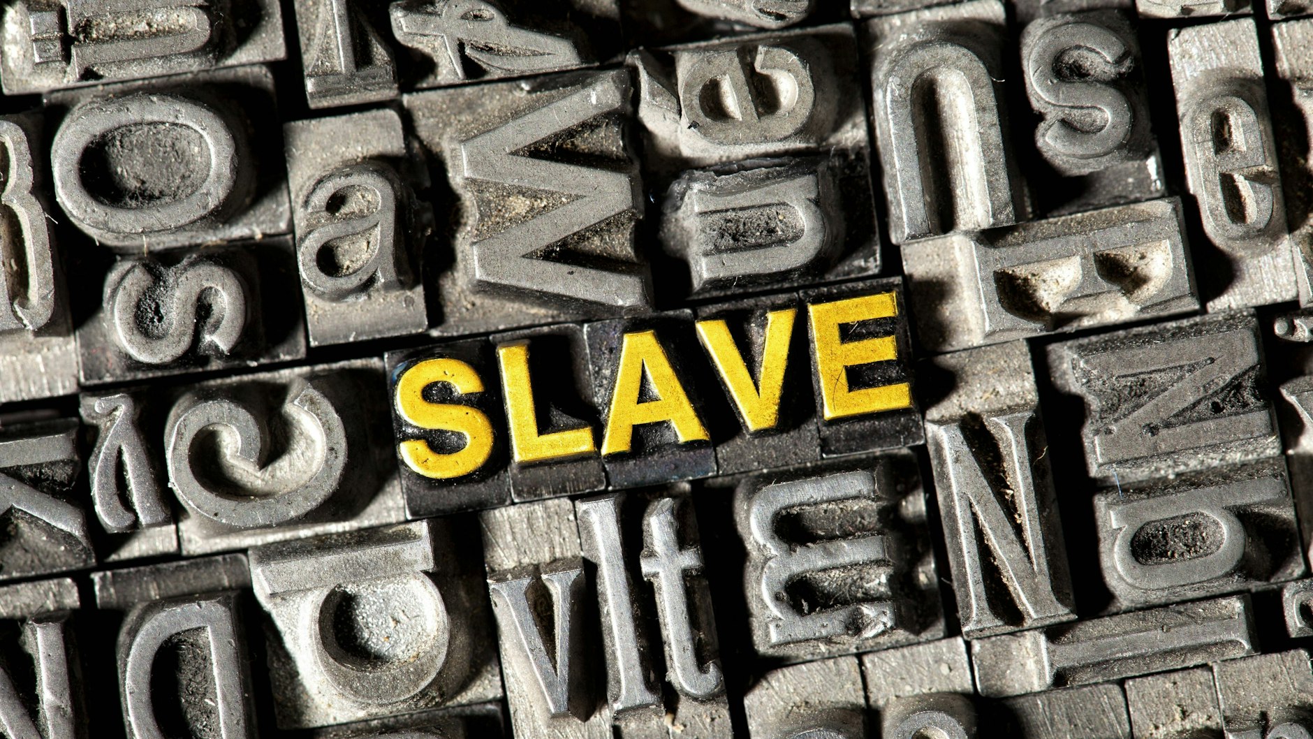 Alte Bleilettern bilden das englische Wort SLAVE.&nbsp;