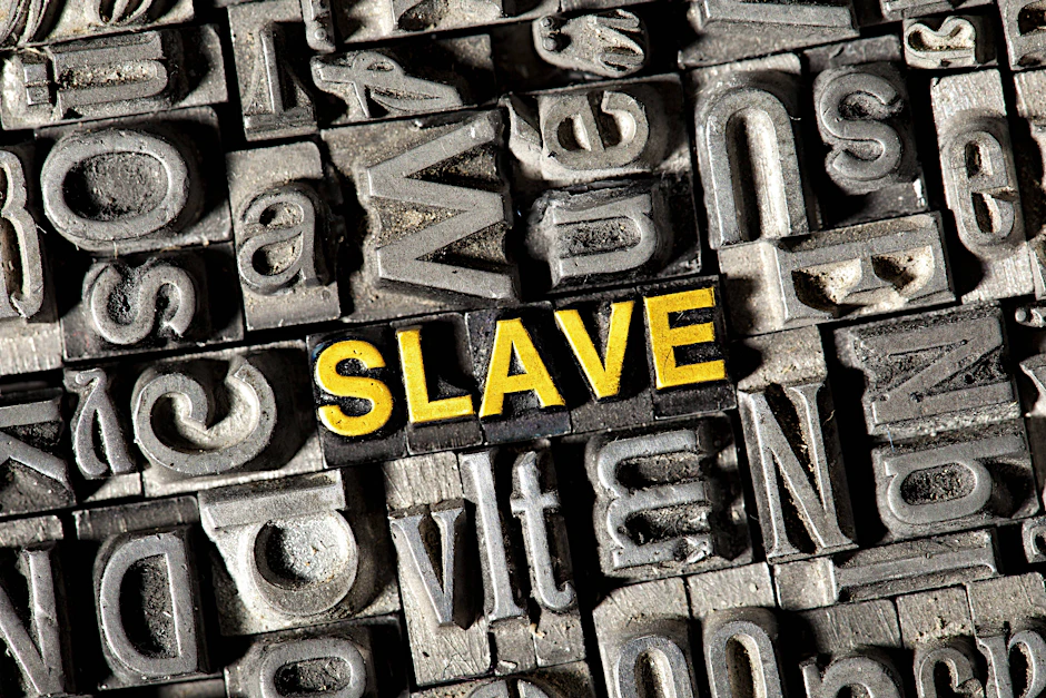 Alte Bleilettern bilden das englische Wort SLAVE.&nbsp;