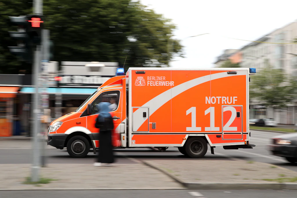 Berlin: Lastwagen überrollt Radfahrer beim Abbiegen