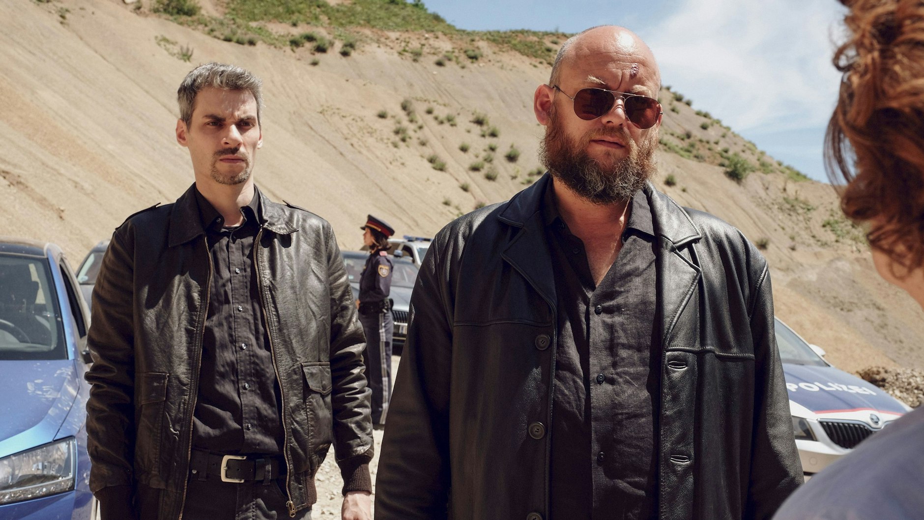 Holländer (Victor Rathbone) und ein Kriminalbeamter (Erol Nowak) sprechen mit Bibi Fellner.