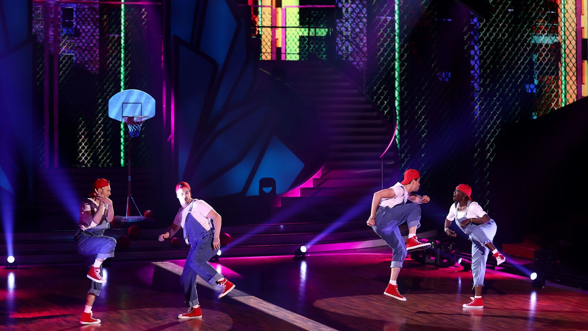 Nicolas Puschmann und Auma Obama lieferten sich das Streetdance-Tanz-Duell.