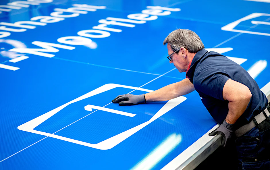 Frank Kubitzka, Industriemechaniker in der Fritz Lange GmbH, überprüft eine rund 60 Quadratmeter große Brückenbeschilderung für die Autobahn A1 nach der ersten Montage.