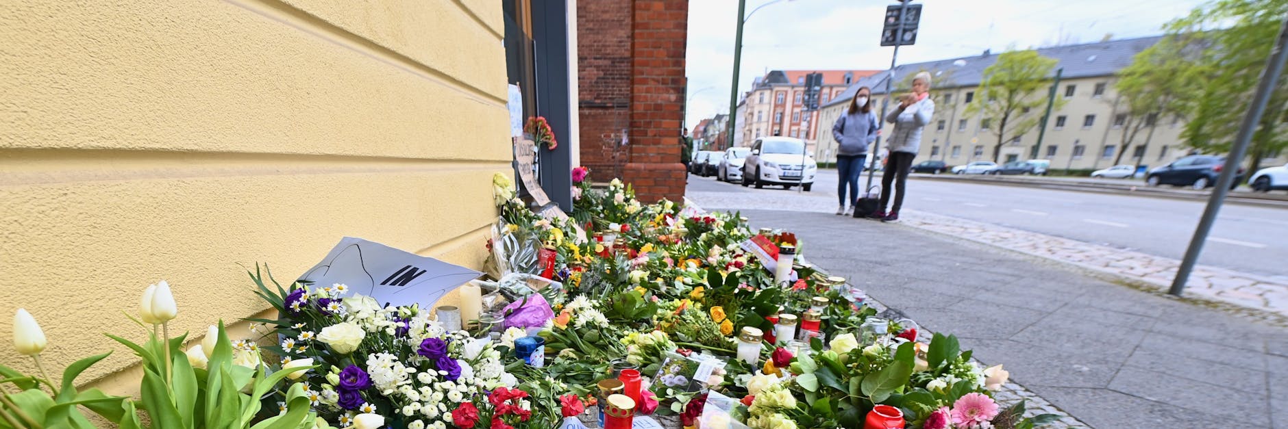 Vor dem Eingang des Potsdamer Oberlinhauses liegt ein Meer von Blumen. Eine Pflegerin soll in dem Behindertenwohnheim vier Menschen getötet haben.