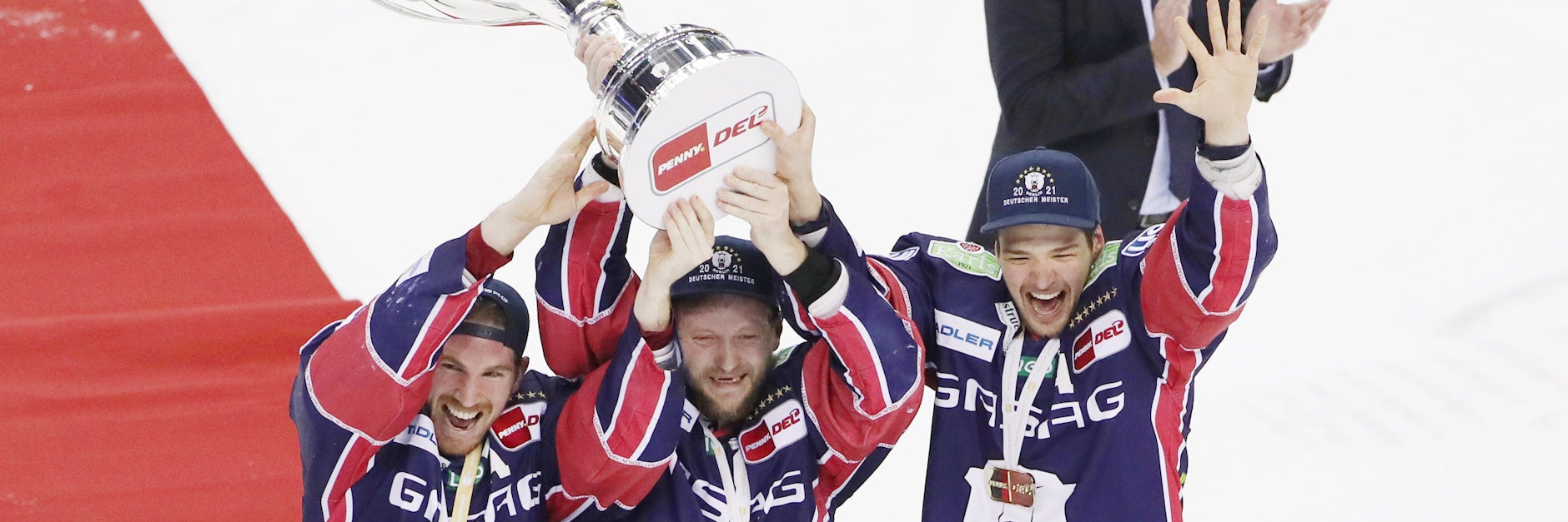 Die Ersten am Pokal: Kapitän Frank Hördler (Mitte) und die Assistenten John Ramage (l.) und Kai Wissmann (r.).