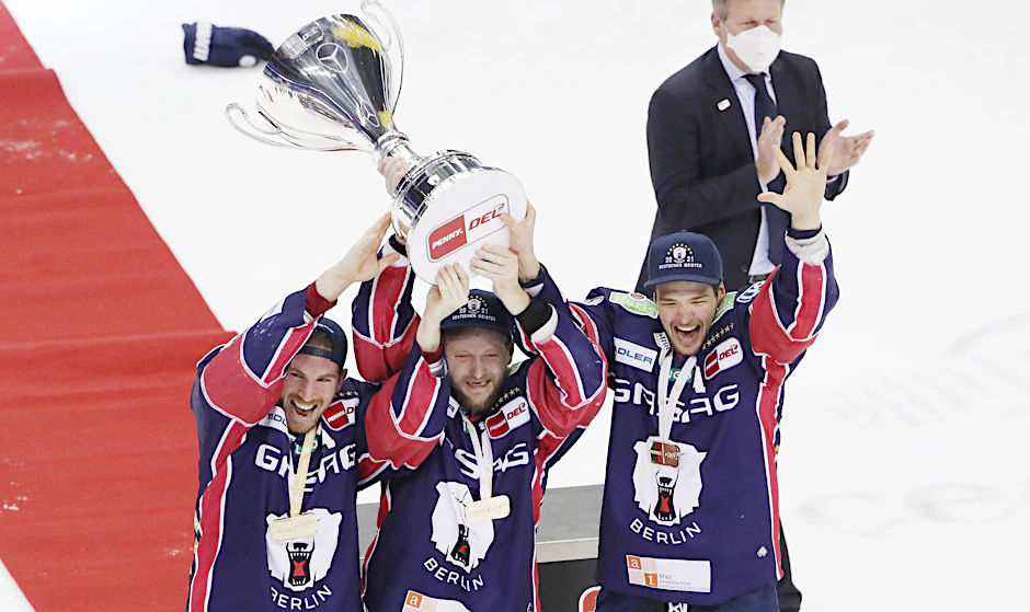 Die Ersten am Pokal: Kapitän Frank Hördler (Mitte) und die Assistenten John Ramage (l.) und Kai Wissmann (r.).