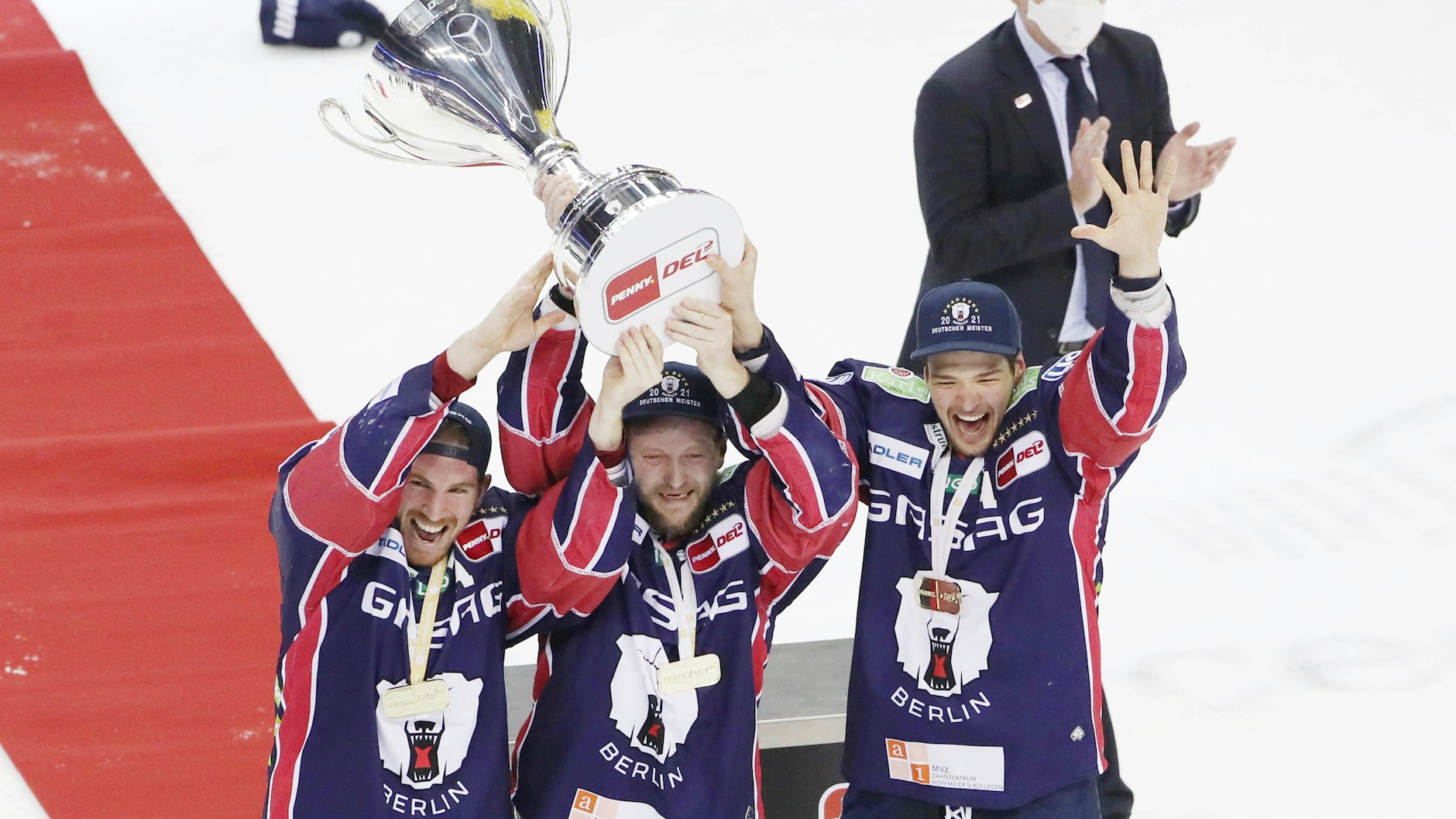Kapitän Frank Hördler und seine Assistenten John Ramage (l.) und Kai Wissmann nahmen den Pokal entgegen.