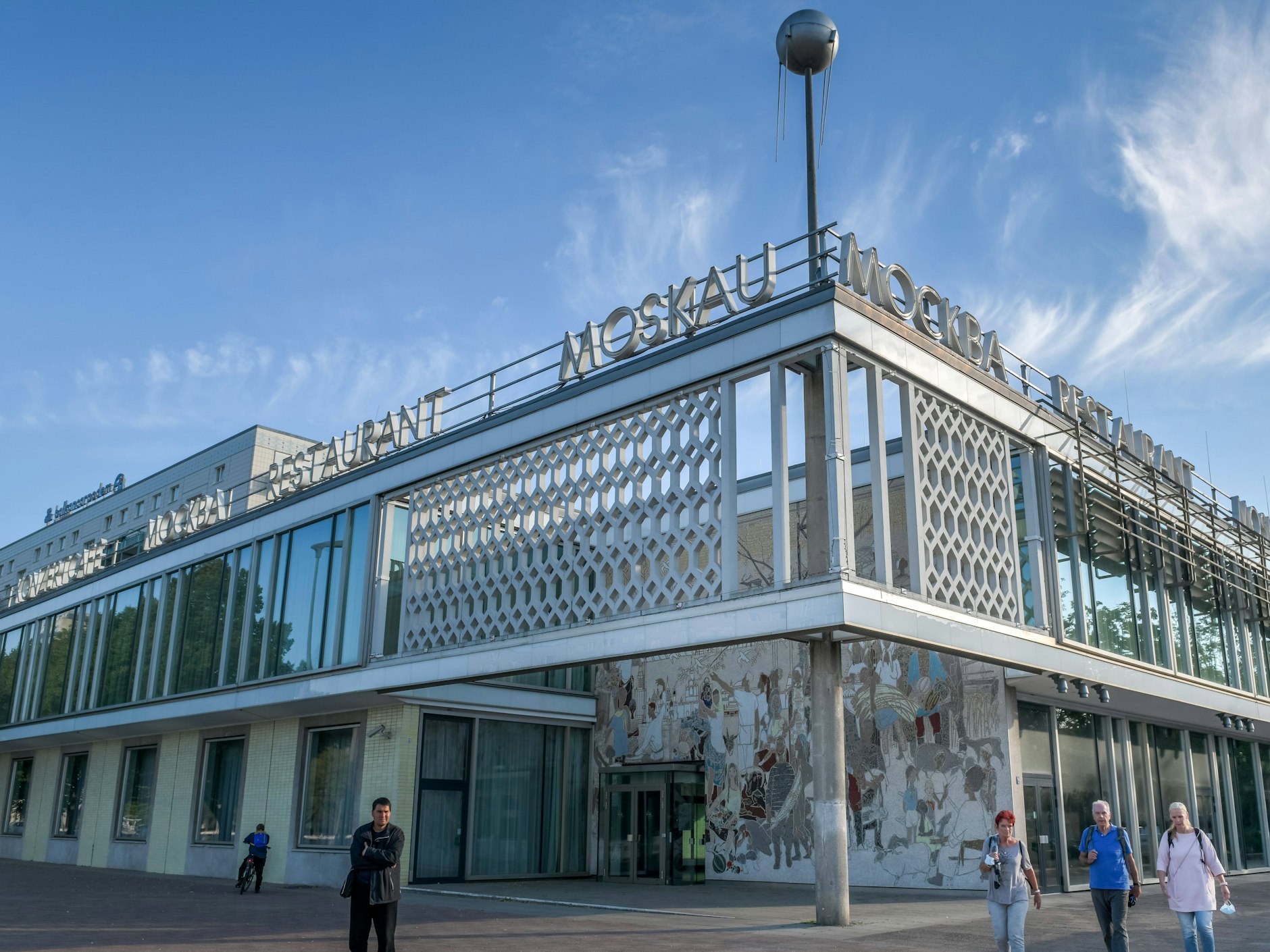 Das einstige Edelrestaurant an der Karl-Marx-Allee, bekrönt von einer Sputnik-Kugel als Eckenschmuck.