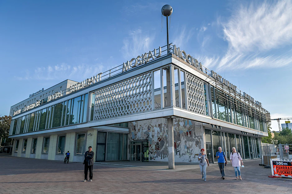 Das einstige Edelrestaurant an der Karl-Marx-Allee, bekrönt von einer Sputnik-Kugel als Eckenschmuck.