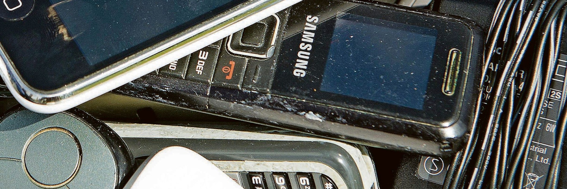 Alte Mobiltelefone müssen bald auch von Discountern zum Recycling angenommen werden.<br>