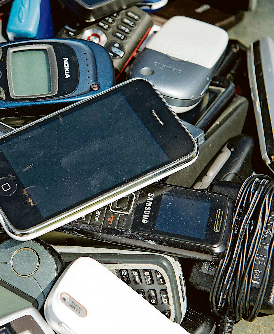 Alte Mobiltelefone müssen bald auch von Discountern zum Recycling angenommen werden.<br>