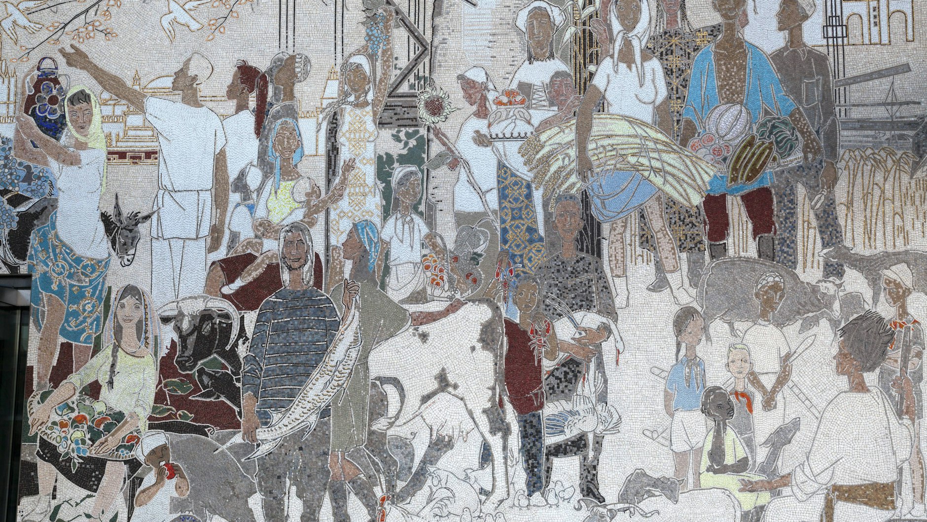 So haben auch Vorübergehende etwas davon: Ausschnitt aus Bert Hellers anmutigem Mosaik „Aus dem Leben der Völker der Sowjetunion“ neben dem Eingang.