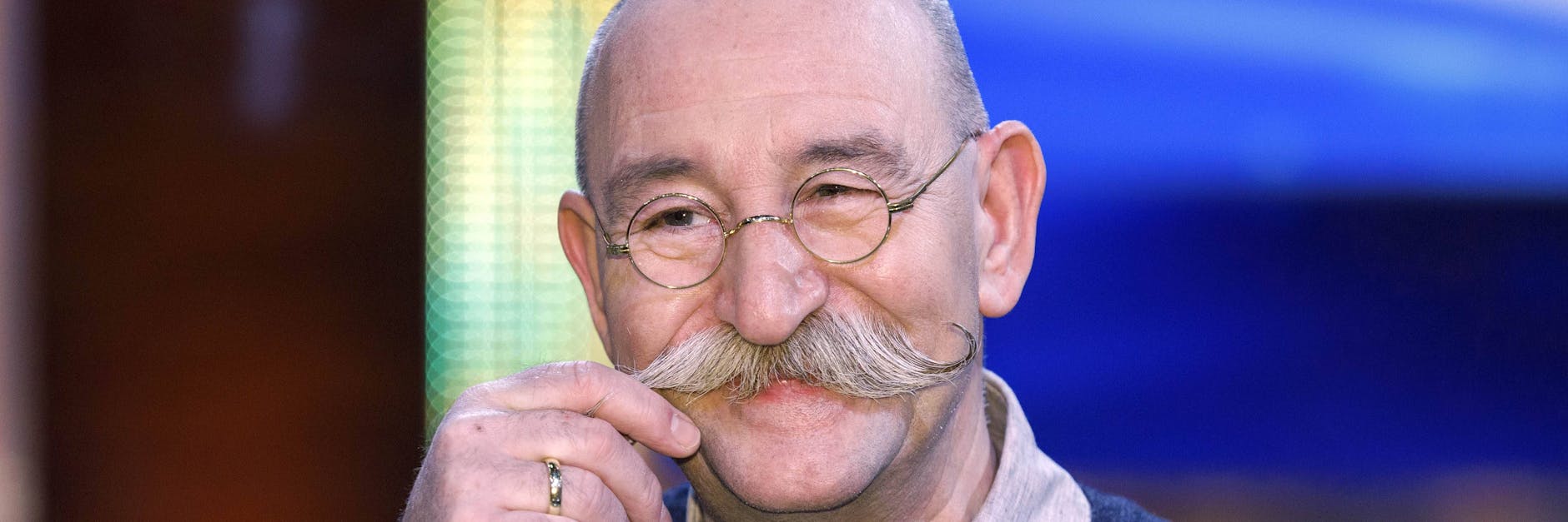 Macht seinen Bart nur zurecht, wenn er vor der Kamera steht: „Bares für Rares“- Moderator Horst Lichter.