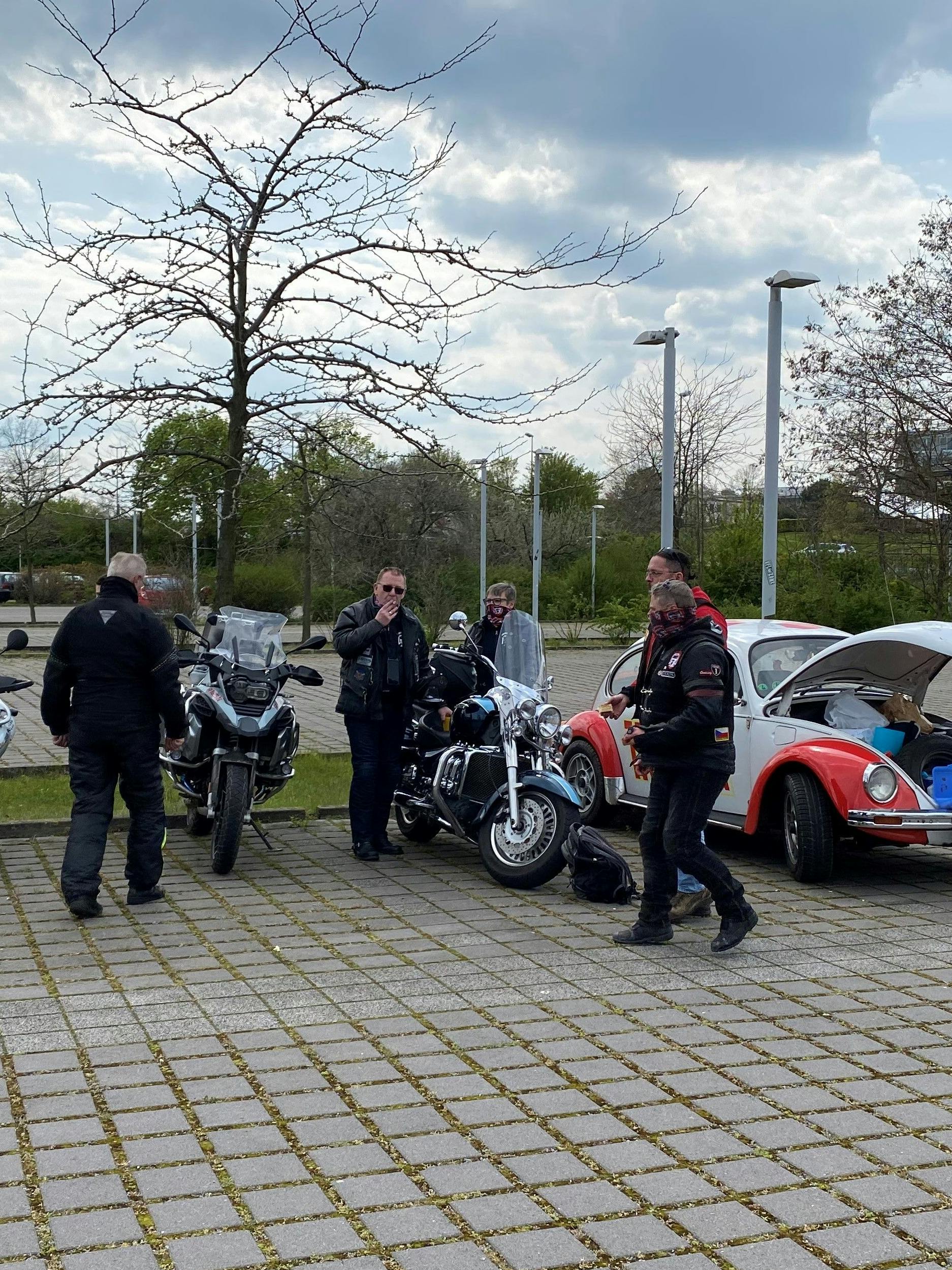 Unions Eiserne Biker an der Arena der Wölfe, nachdem sie den Mannschaftsbus vom Hotel zum Stadion eskortiert hatten. 