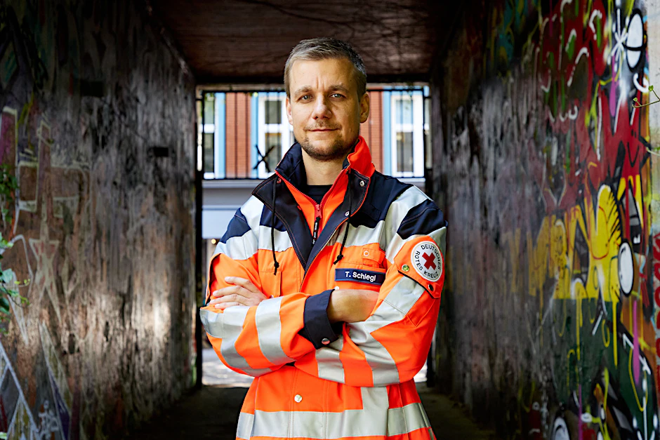 Tobi Schlegl war Musiker und Moderator. Seine TV-Karriere ließ er für eine Ausbildung zum Rettungssanitäter ruhen, jetzt hilft er auf dem Mittelmeer.