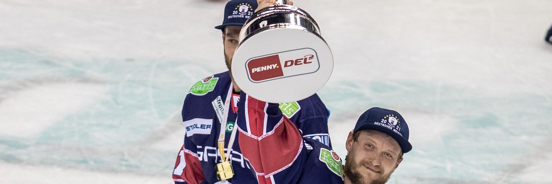 Frank Hördler hält jubelnd den Pokal in die Höhe. Die Eisbären Berlin holen den achten Meisterschaftstitel in der DEL. 