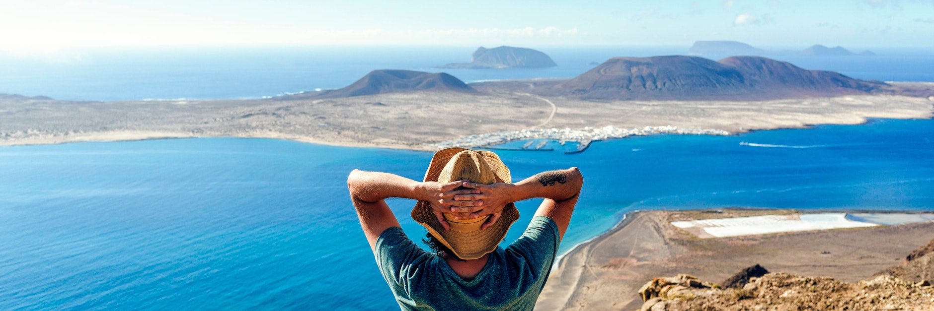 Der Blick von der Kanarischen Insel Lanzarote - auch in Spanien fallen am Wochenende die strengen Corona-Auflagen weg.