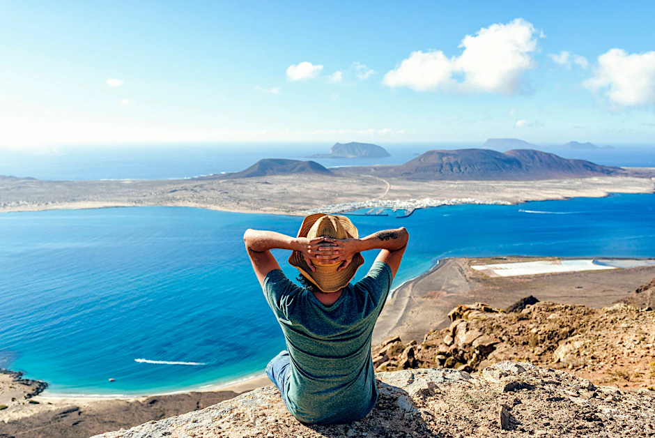 Der Blick von der Kanarischen Insel Lanzarote - auch in Spanien fallen am Wochenende die strengen Corona-Auflagen weg.