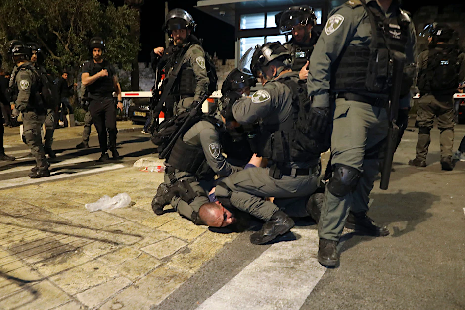 Israelische Polizisten nehmen einen Palästinenser fest.