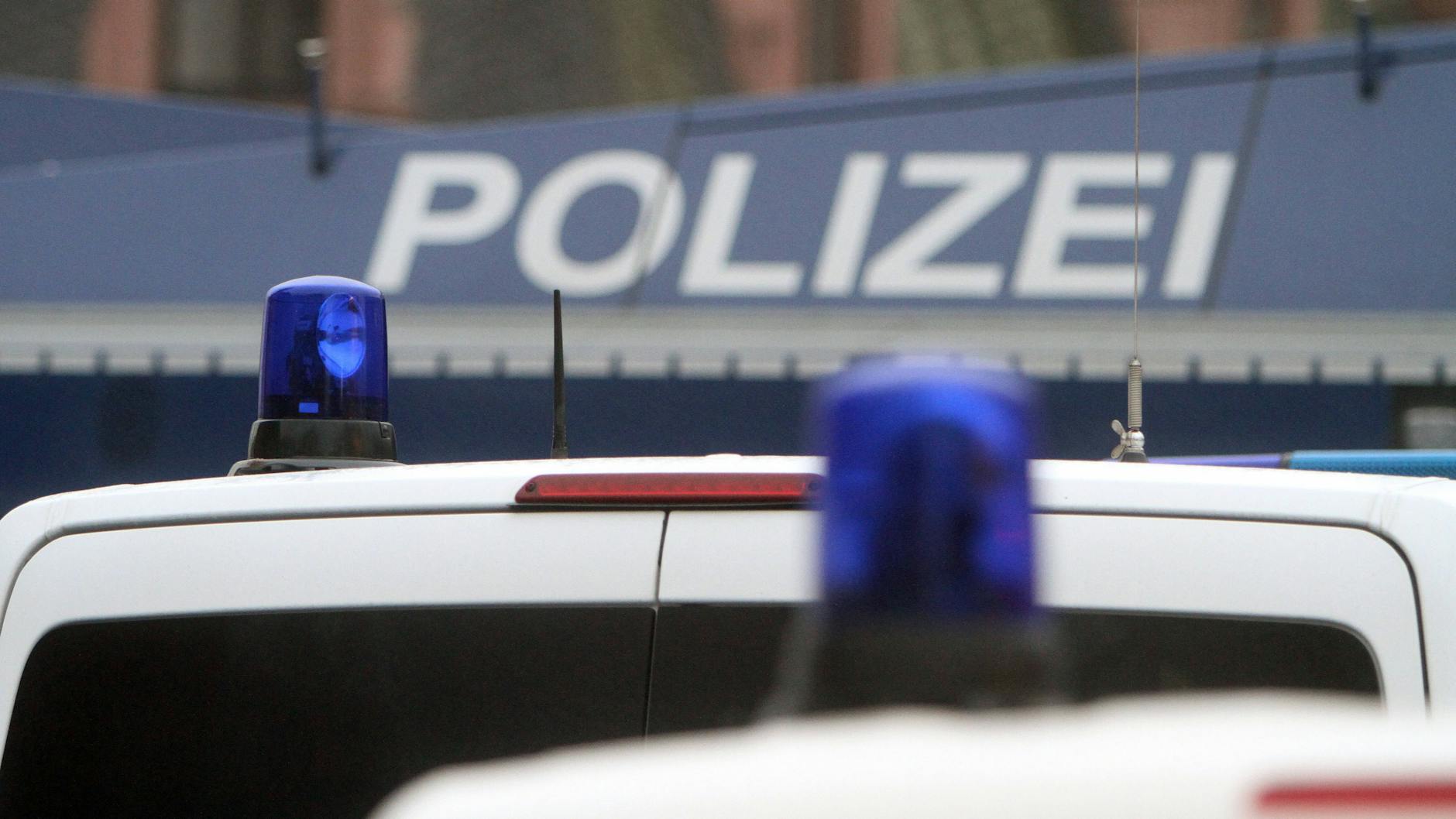Ein Einsatzwagen der Polizei steht mit Blaulicht am Straßenrand (Symbolbild).