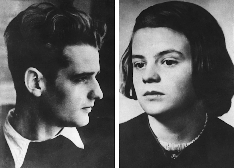 Hans und Sophie Scholl, Gründer bzw. Mitglieder der Widerstandsgruppe „Weiße Rose“ an der Münchner Universität, wurden nach einer Flugblattaktion gegen die Herrschaft des NS-Regimes am 18. Februar 1943 verhaftet, vom Volksgerichtshof zum Tode verurteilt und am 22. Februar 1943 in München-Stadelheim hingerichtet.