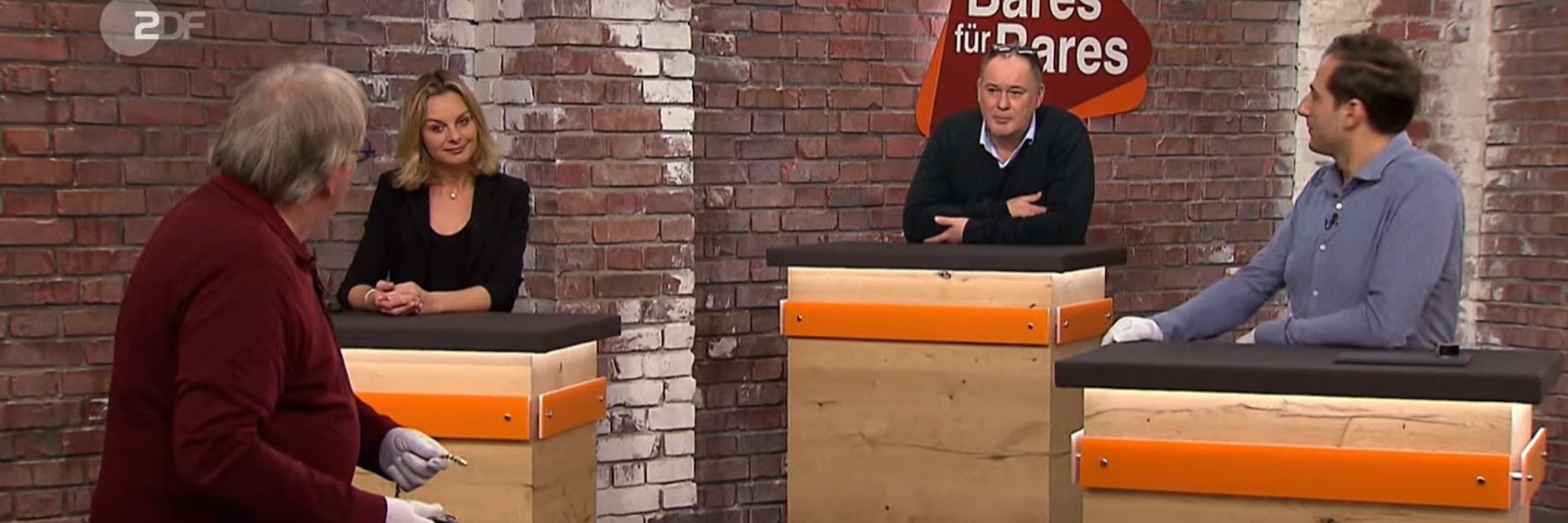 „Bares für Rares“-Händler Walter „Waldi“ Lehnertz (Mitte hinten) bezeichnete das Armband als Pommes Frittes