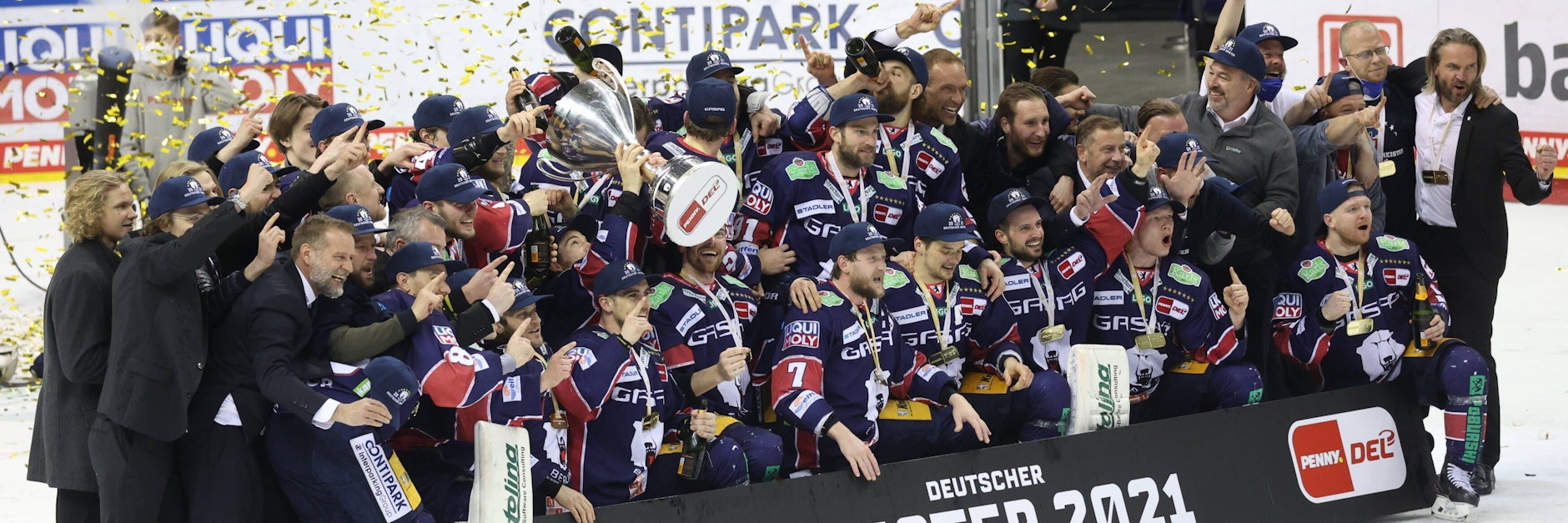 So sehen Sieger aus: Die Eisbären posieren zum offiziellen Meisterfoto.