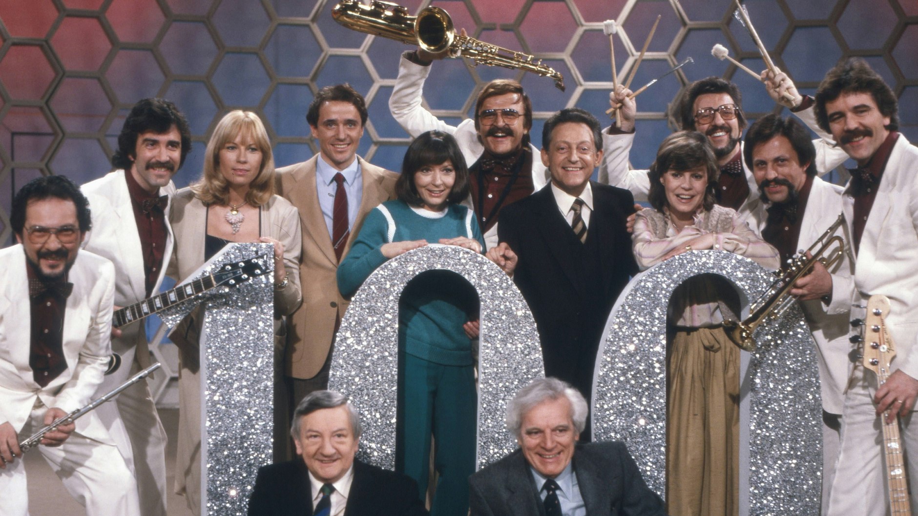 Zur 100. Sendung präsentierte sich&nbsp; das Team – Monika Sundermann, Christian Neureuther, Brigitte Xander, Hans Rosenthal, Mady Riehl, unten: Hans Jürgen Diedrich, Schnellzeichner Oskar – mit dem Jochen-Brauer-Sextett.<br>