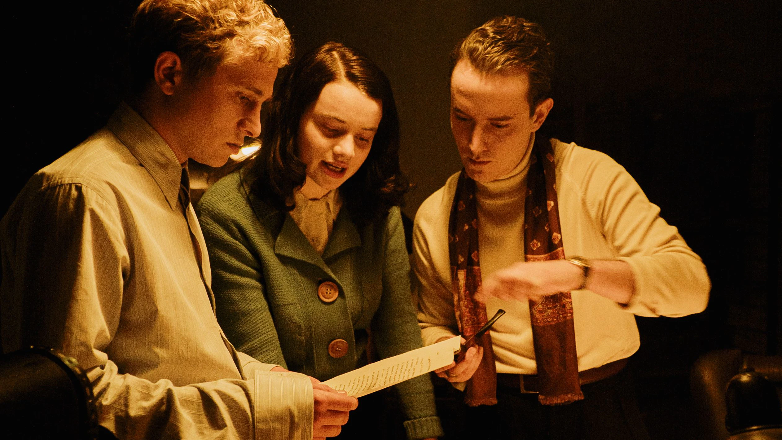 Szene&nbsp;aus der Instagram-Serie @ichbinsophiescholl: Hans Scholl (Max Hubacher), Sophie Scholl (Luna Wedler) und Alexander Schmorell (David Hugo Schmitz) besprechen die Flugblattproduktion im Atelier.