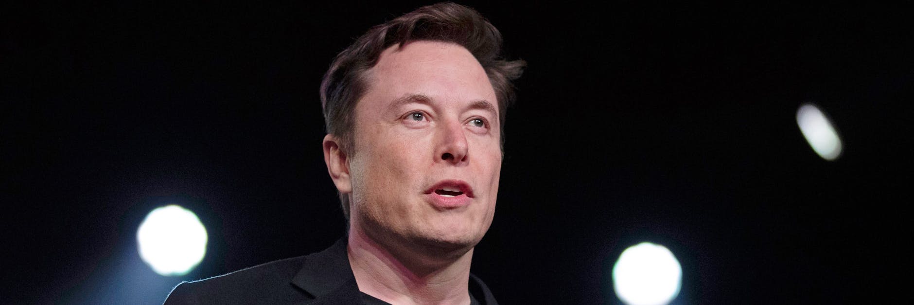 Teslas CEO Elon Musk spricht vor der Enthüllung des Teslas Modell Y in Teslas Designstudio in Hawthorne, Kalifornien. Der Tesla-Chef muss sich vor einem Gericht in Los Angeles wegen Beleidigung verantworten. (zu dpa «Pädophilie-Vorwurf auf Twitter: Prozess gegen Elon Musk beginnt») +++ dpa-Bildfunk +++