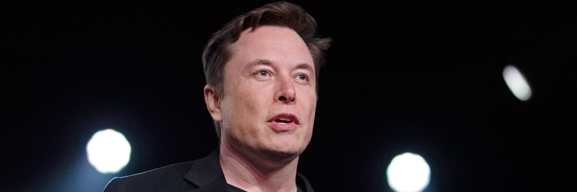 Teslas CEO Elon Musk spricht vor der Enthüllung des Teslas Modell Y in Teslas Designstudio in Hawthorne, Kalifornien. Der Tesla-Chef muss sich vor einem Gericht in Los Angeles wegen Beleidigung verantworten. (zu dpa «Pädophilie-Vorwurf auf Twitter: Prozess gegen Elon Musk beginnt») +++ dpa-Bildfunk +++